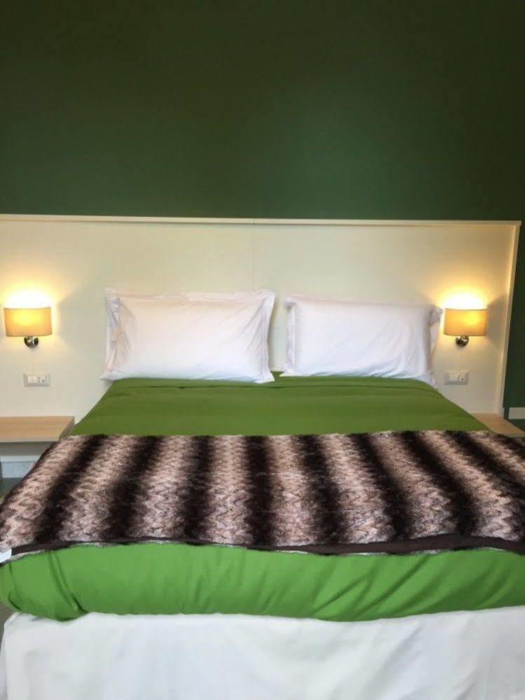 ホテル ナポリ ミリオナーリア B ＆ B エクステリア 写真